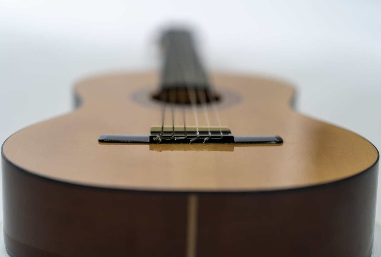 Cuerdas y puente de una guitarra acústica, imagen ilustrativa de la canción de Harry Styles Liam Payne