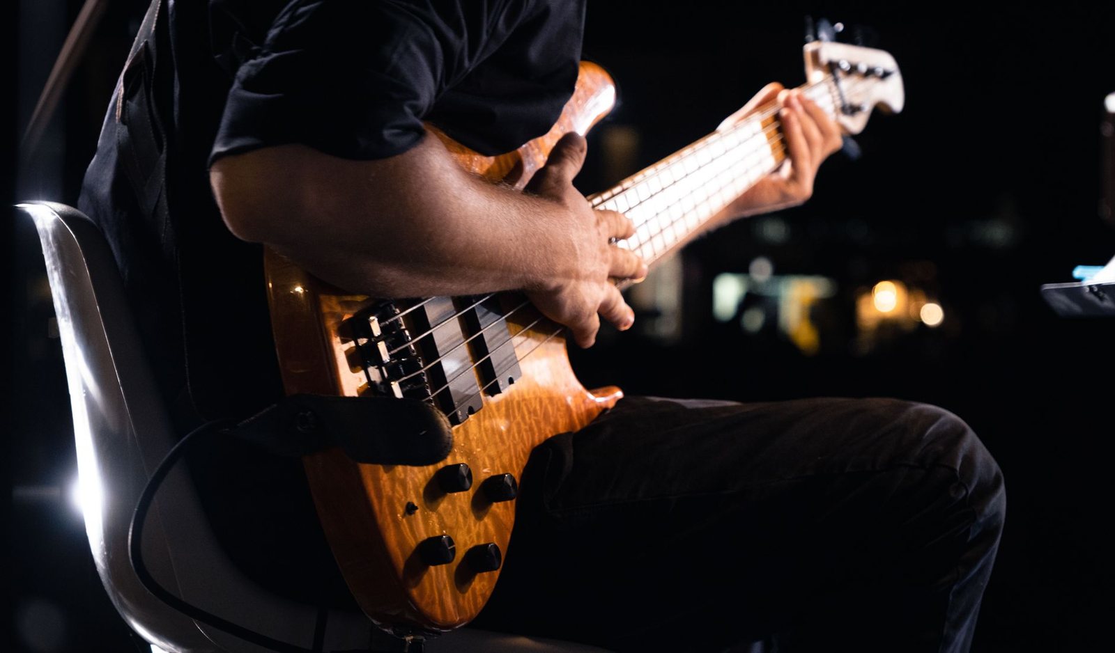Primer plano de una guitarrista tocando en vivo, imagen ilustrativa del L7 Last Hurrah Tour