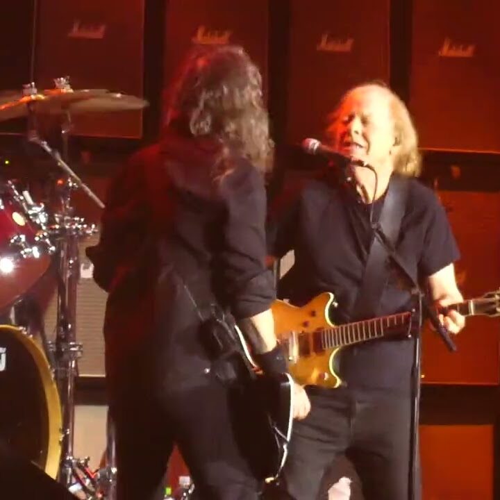 Dave Grohl de Foo Fighters toca con AC/DC en un momento historico