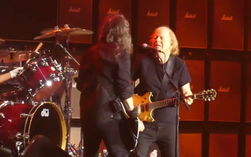 Dave Grohl de Foo Fighters toca con AC/DC en un momento historico