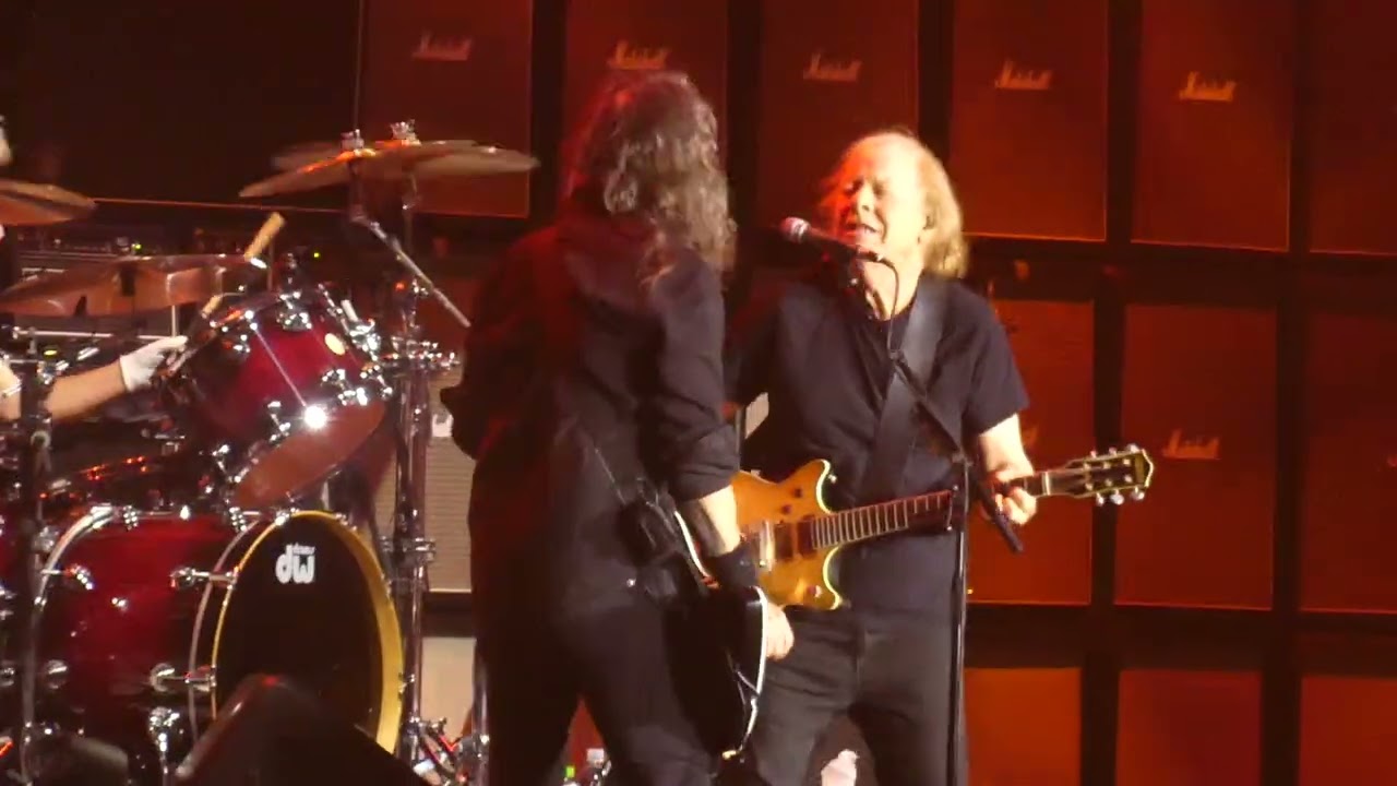 Dave Grohl de Foo Fighters toca con AC/DC en un momento historico