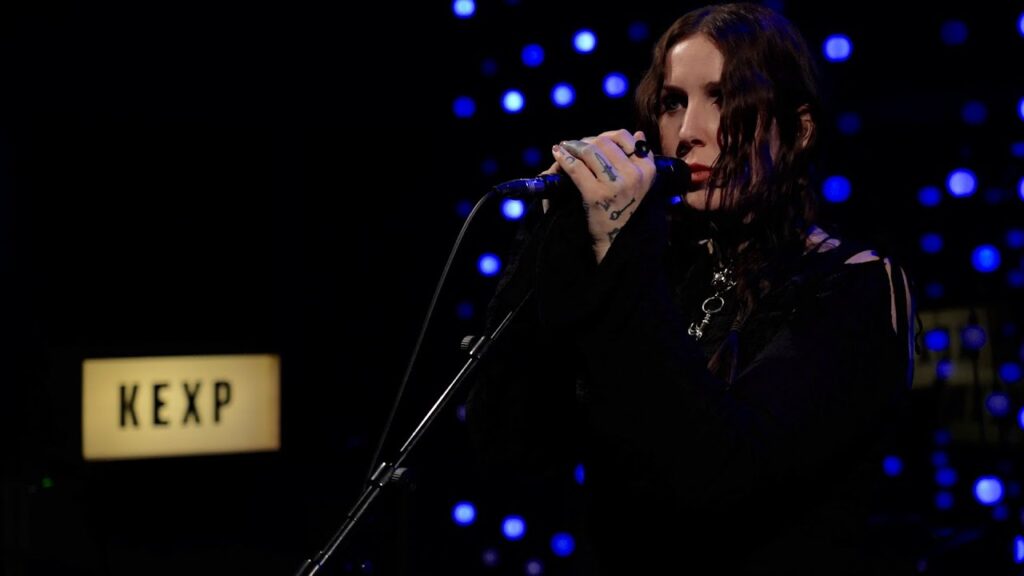 Chelsea Wolfe sorprende con invitados especiales en su cierre de gira