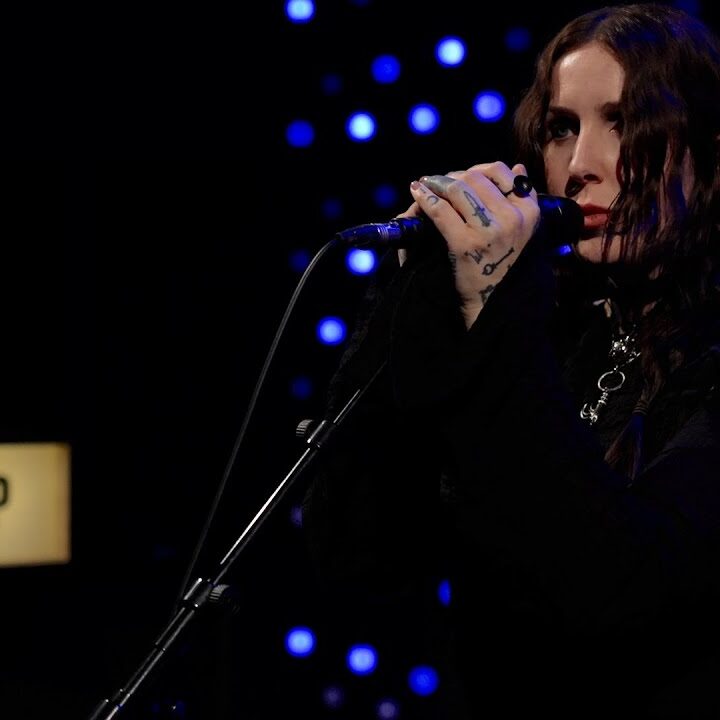 Chelsea Wolfe sorprende con invitados especiales en su cierre de gira