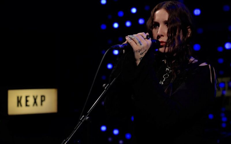 Chelsea Wolfe sorprende con invitados especiales en su cierre de gira