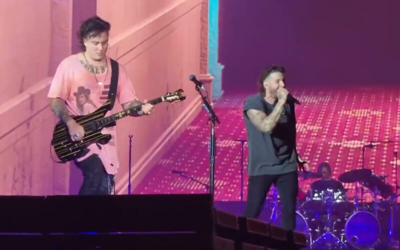 Avenged Sevenfold invita a Nene Royal al escenario en Singapur