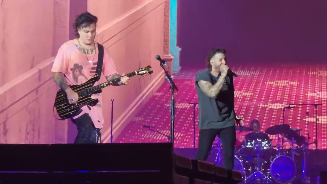 Avenged Sevenfold invita a Nene Royal al escenario en Singapur