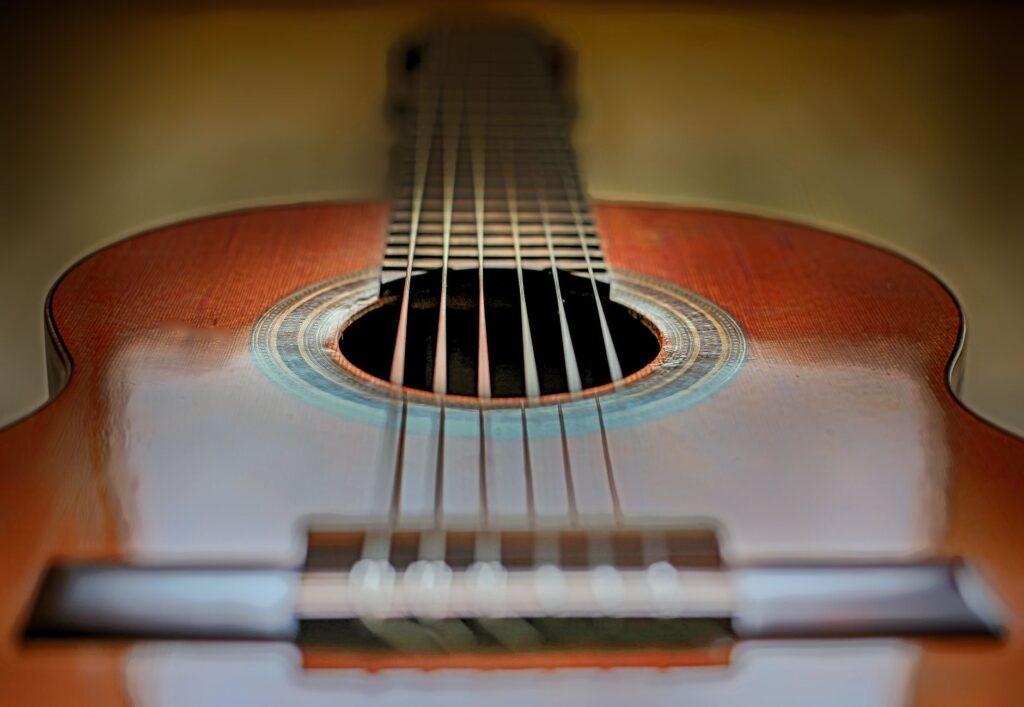 Primer plano de una guitarra acústica clásica, imagen ilustrativa de la música de Wilco y Billy Bragg basada en Woody Guthrie