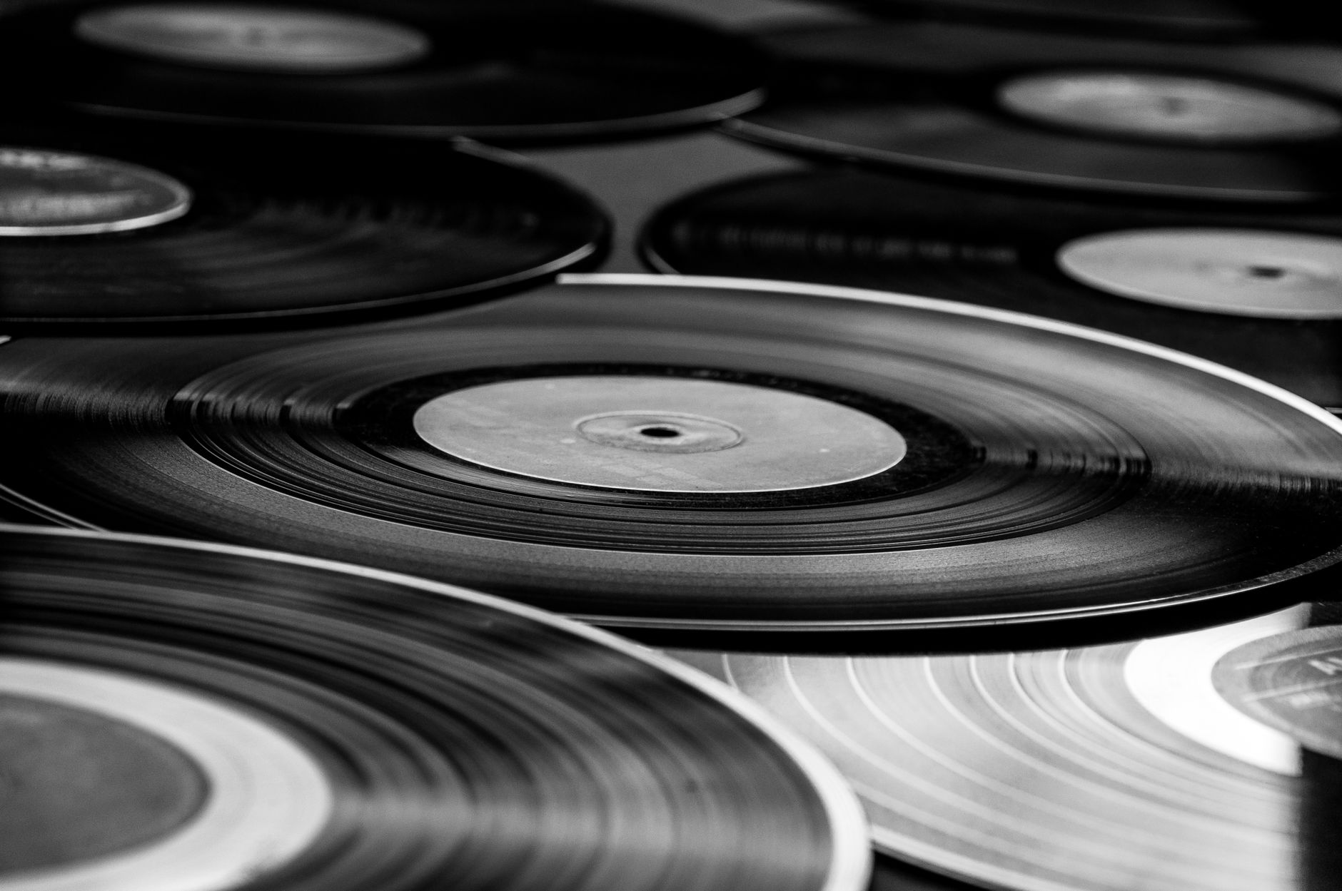 Discos de vinilo antiguos en blanco y negro en primer plano, imagen ilustrativa del nuevo sello Sick de singles colaborativos