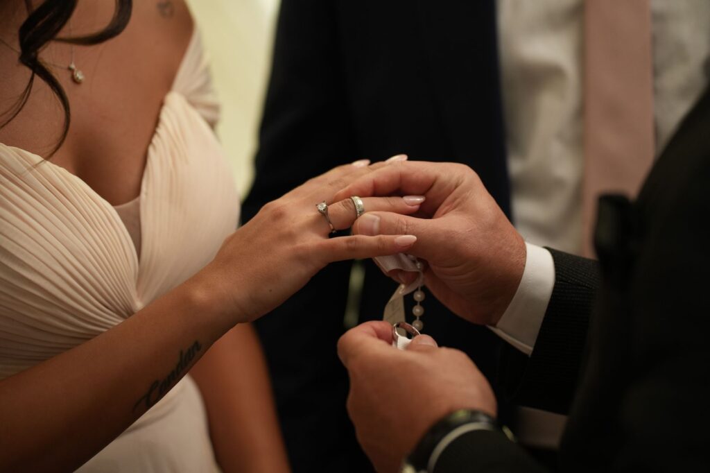 Pareja intercambiando anillos en una boda, imagen de referencia de la boda de Taylor Swift y la actuación de Paul McCartney