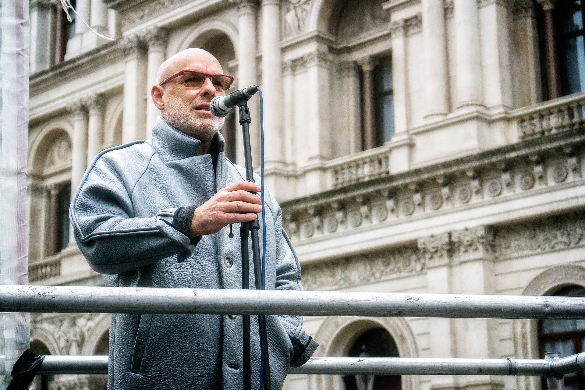 Brian Eno, colaborador de Peter Gabriel en el álbum o\i