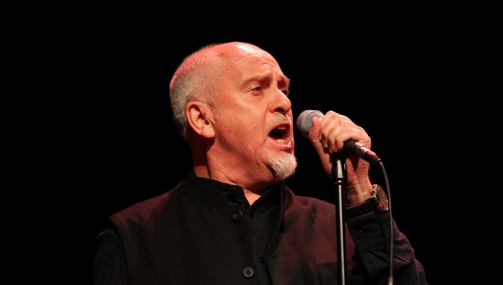 Peter Gabriel cantando en vivo, autor del álbum oi que sale el 27 de noviembre
