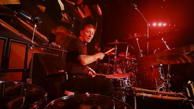 Phil Rudd, exbaterista de AC/DC, recibe multa por incidente vial en Nueva Zelanda
