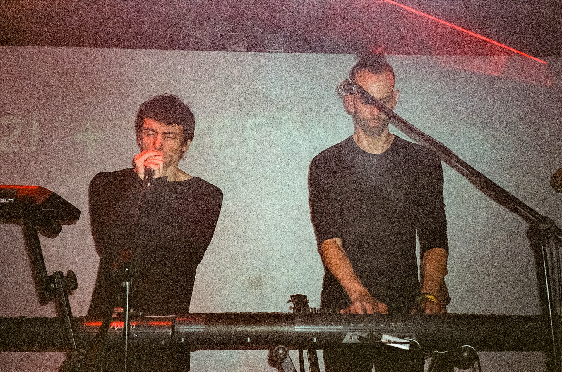 Stefan Olsdal, bajista de Placebo, tocando en concierto