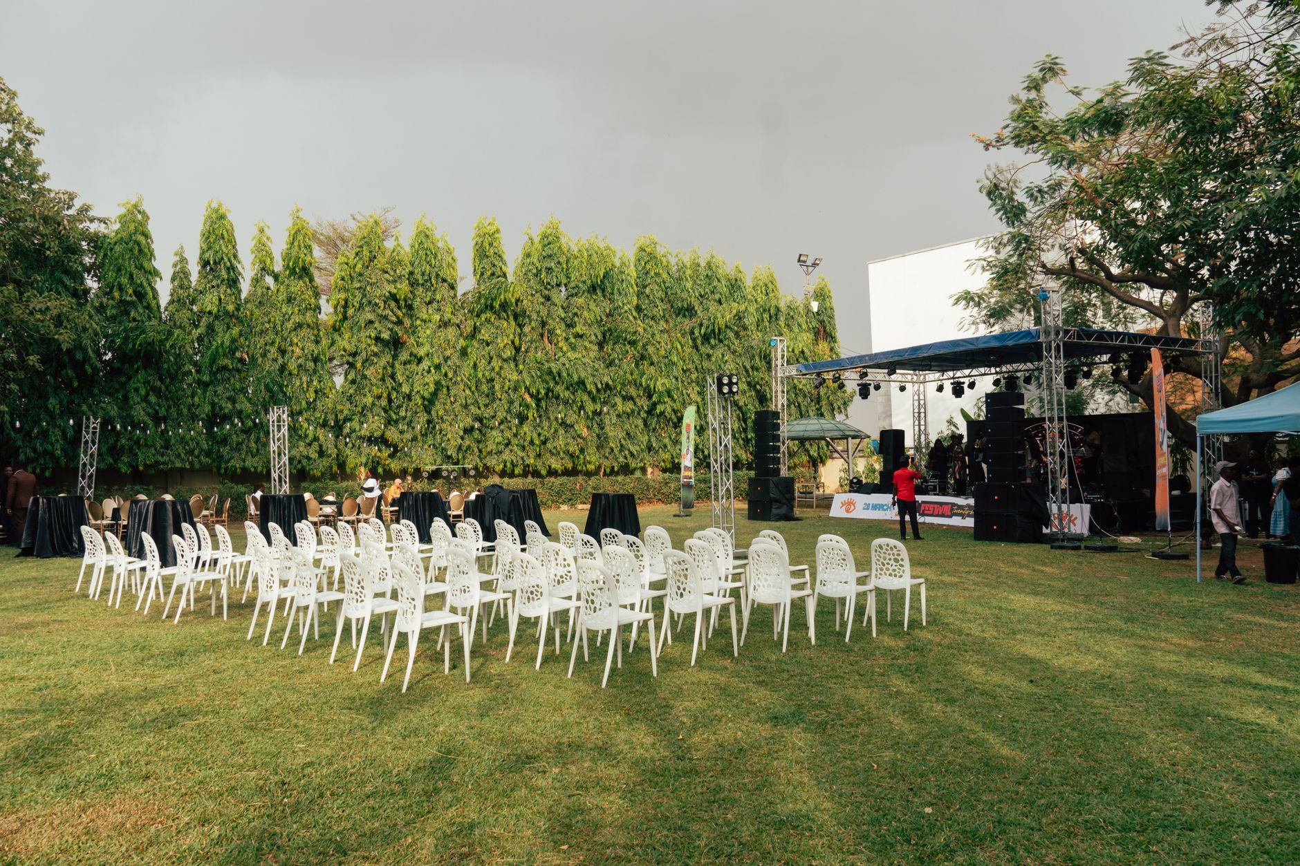 Escenario al aire libre con equipo de sonido, imagen de referencia del festival Power to the People