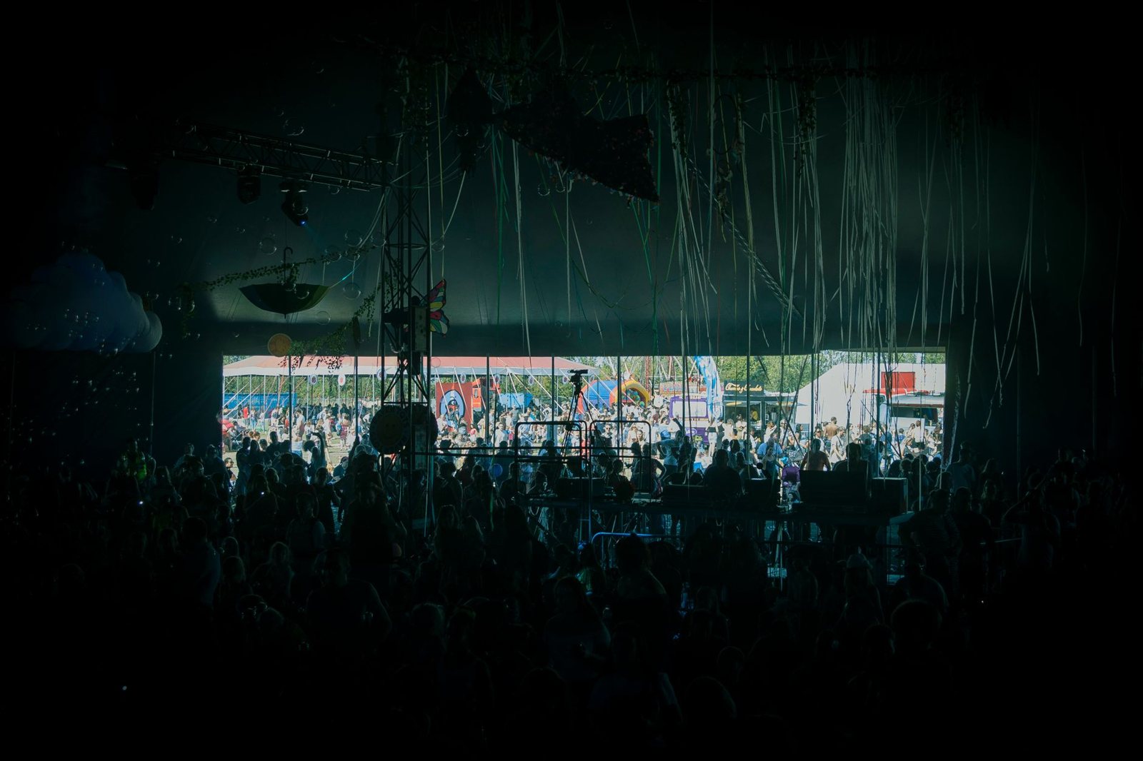 Público disfruta de música en vivo en un festival al aire libre, ambiente de Primavera Sound 2027