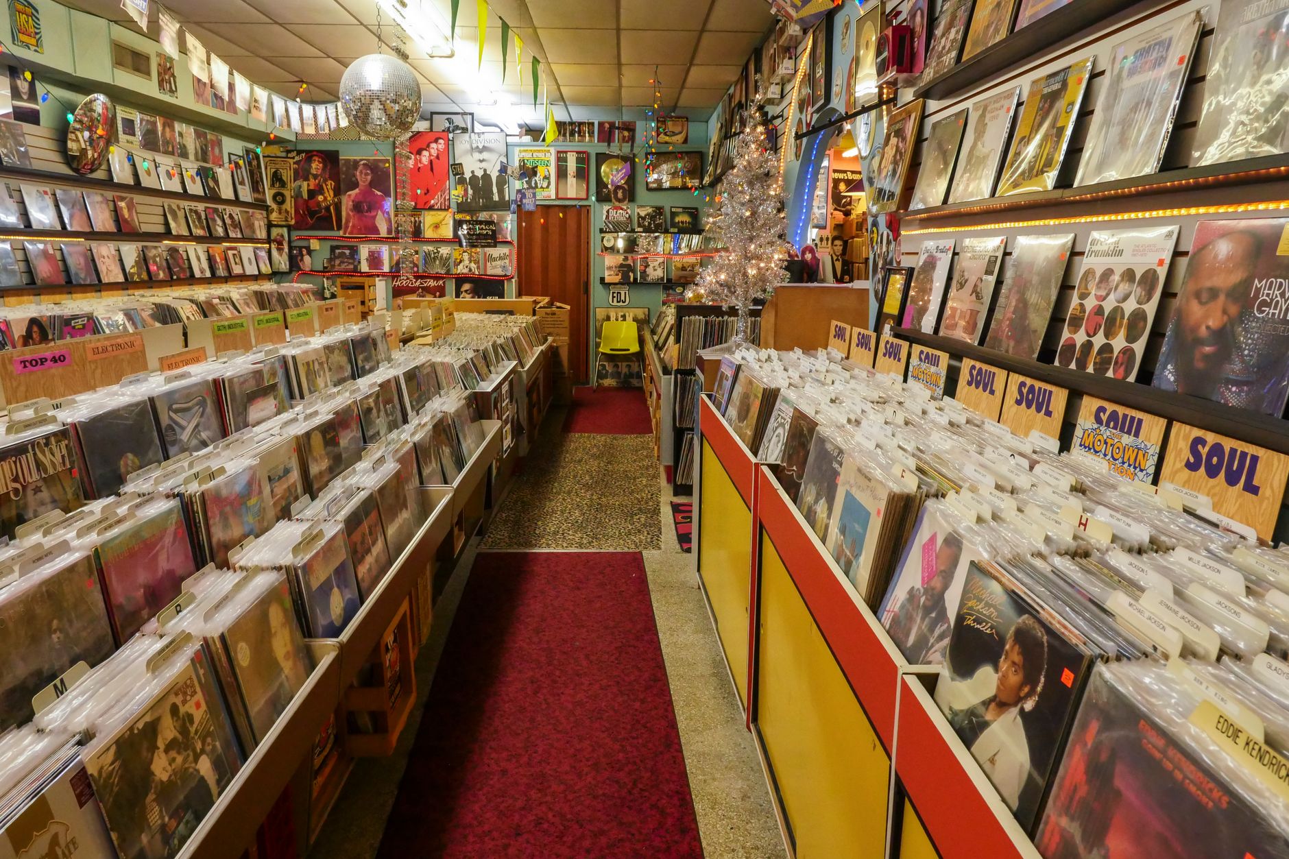 Tienda de discos con vinilos de colores, ambiente de Record Store Day