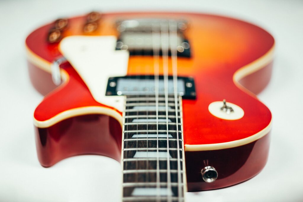Remi Wolf Mud: guitarra eléctrica en primer plano, imagen ilustrativa del disco de tintes folk