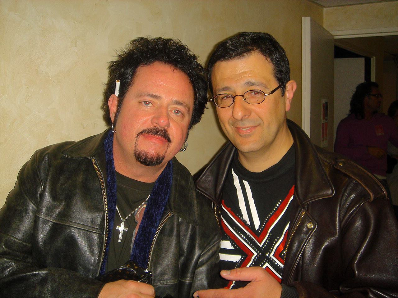 Steve Lukather, guitarrista de Toto y de la All Starr Band de Ringo Starr, junto a un fan