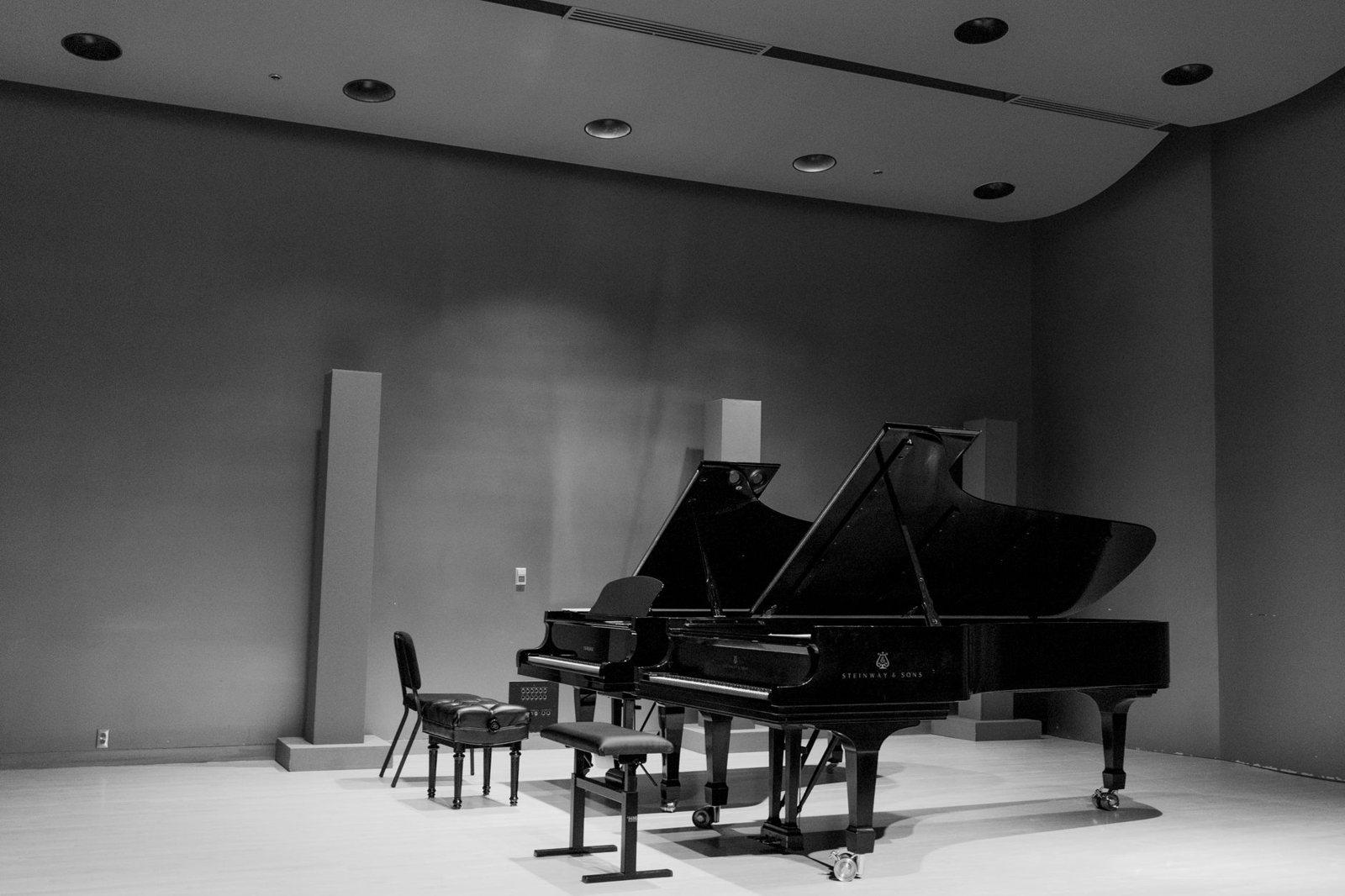 Piano de cola visto desde arriba en una sala, referencia al piano que usa Robbie Bennett en Steloken y Circulation