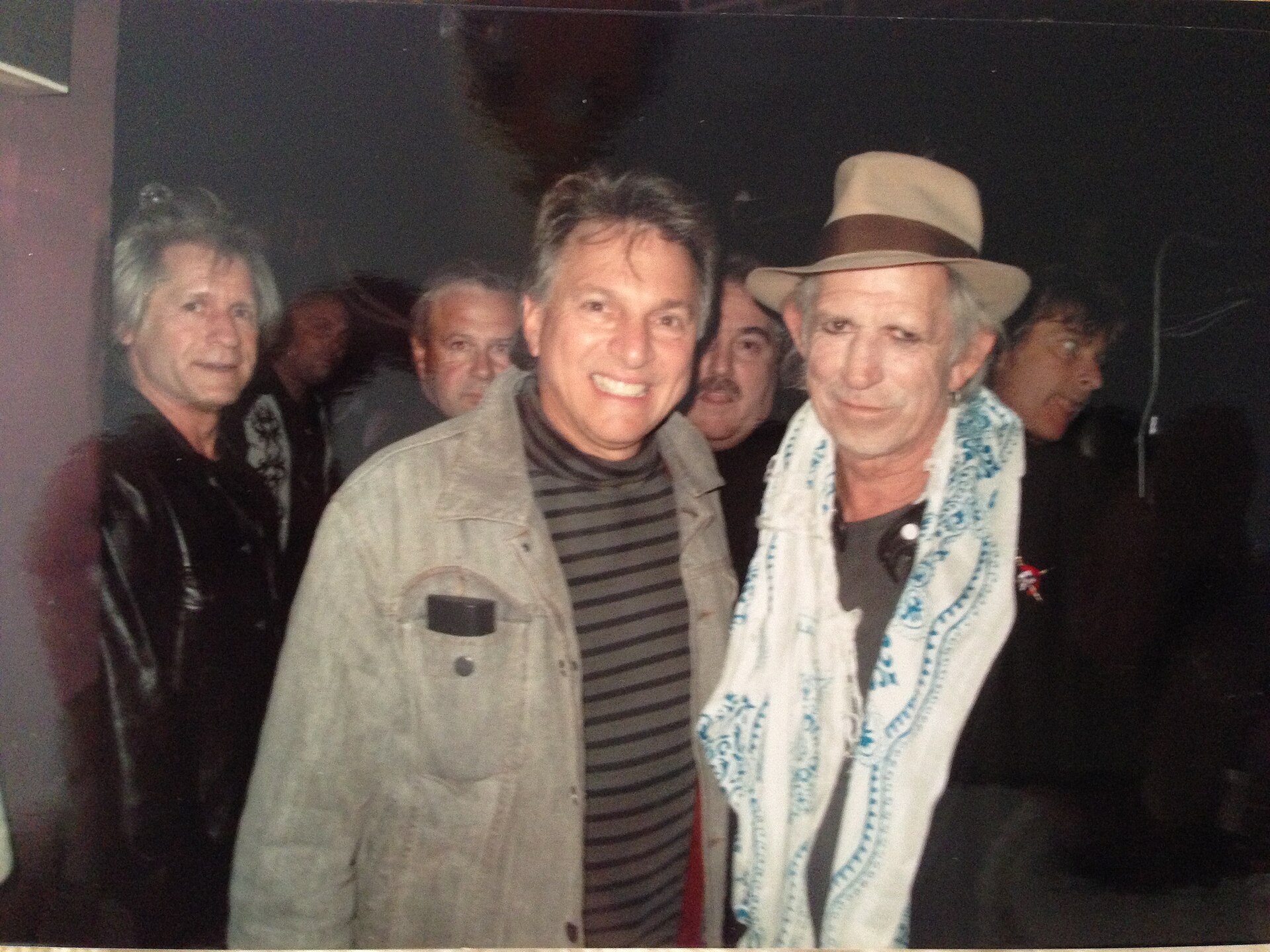 Keith Richards tocando la guitarra, coautor del dueto Bad Luck Hideaway de los Rolling Stones