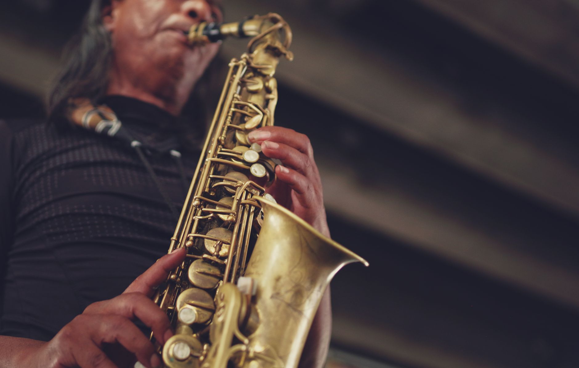 Músico de jazz toca un saxofón de cerca, imagen ilustrativa del saxofonista Courtney Pine que grabó con Mick Jagger