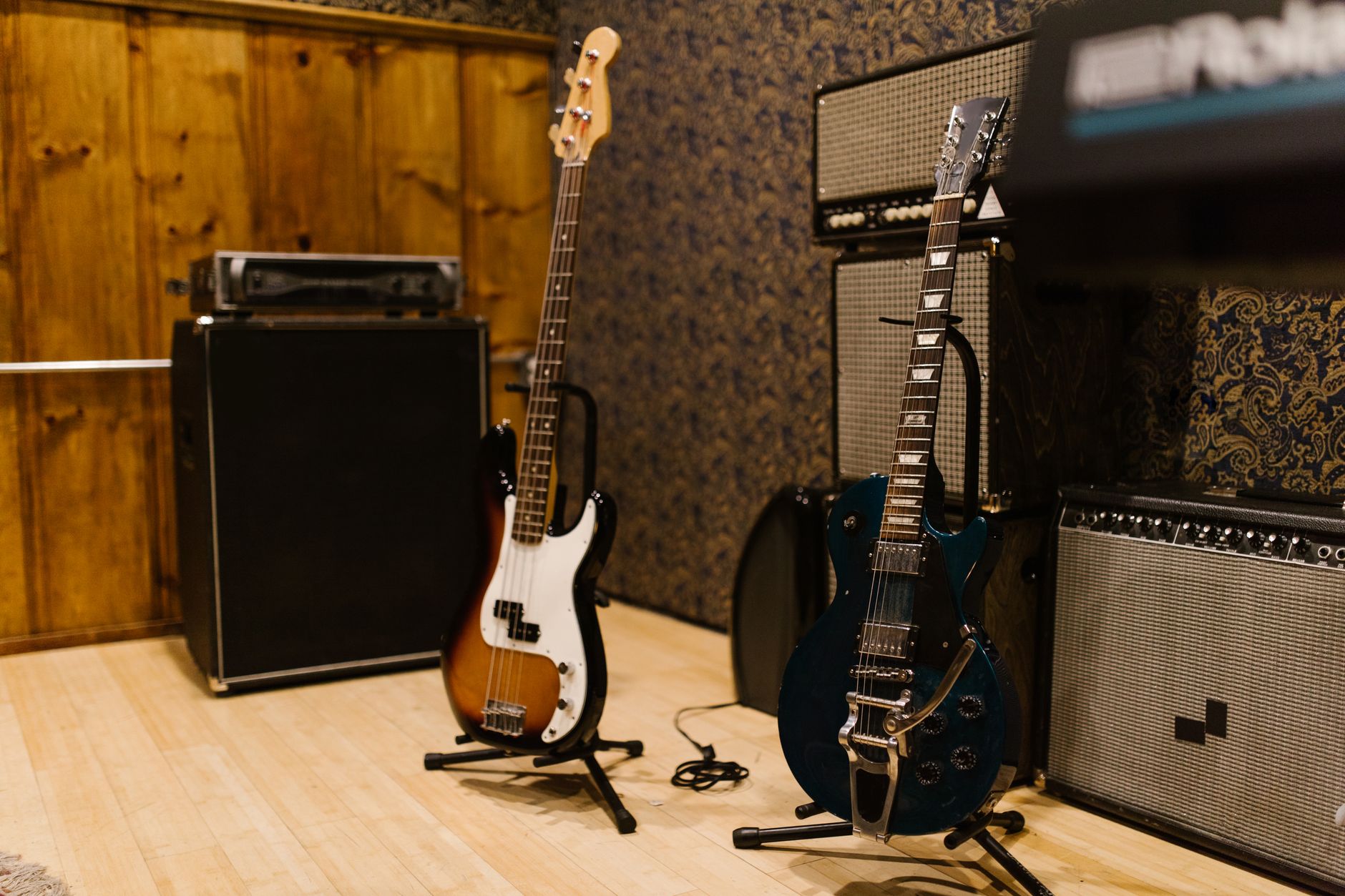 Estudio de música con guitarras eléctricas y amplificadores, imagen ilustrativa de las sesiones de los Rolling Stones