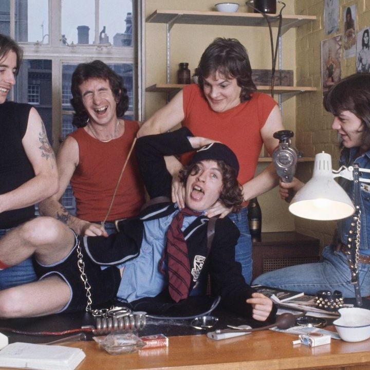 Angus Young desata la locura en Reino Unido con su faceta de canguro humano