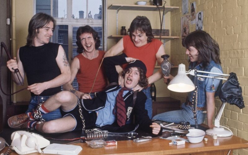 Angus Young desata la locura en Reino Unido con su faceta de canguro humano