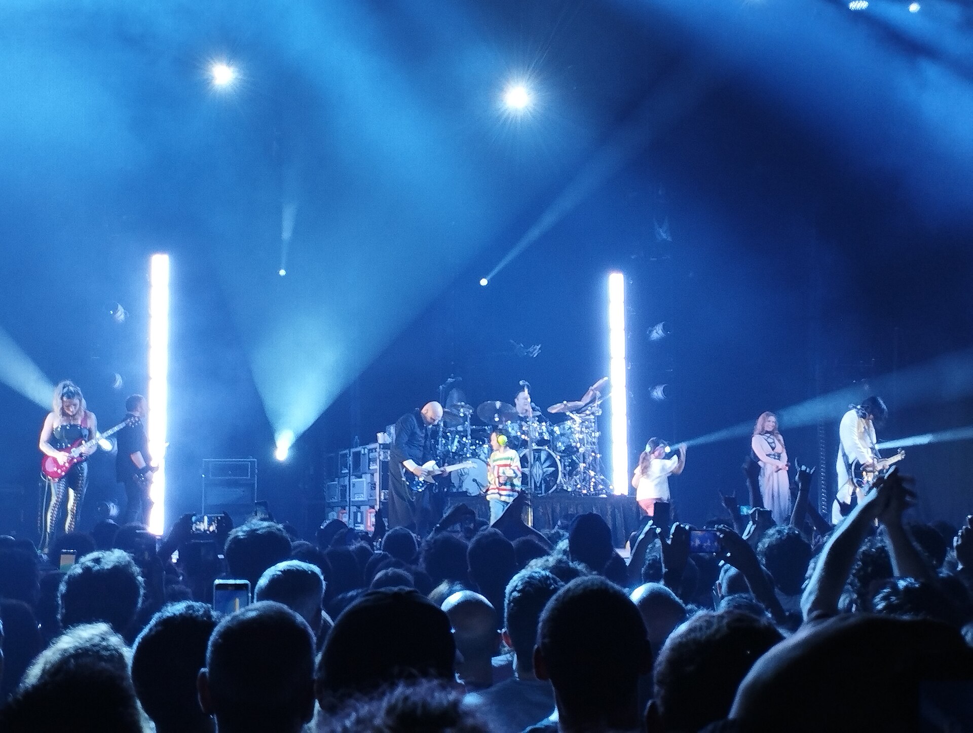 Integrantes de Smashing Pumpkins sobre el escenario en 2024, antes de la gira Rats in a Cage