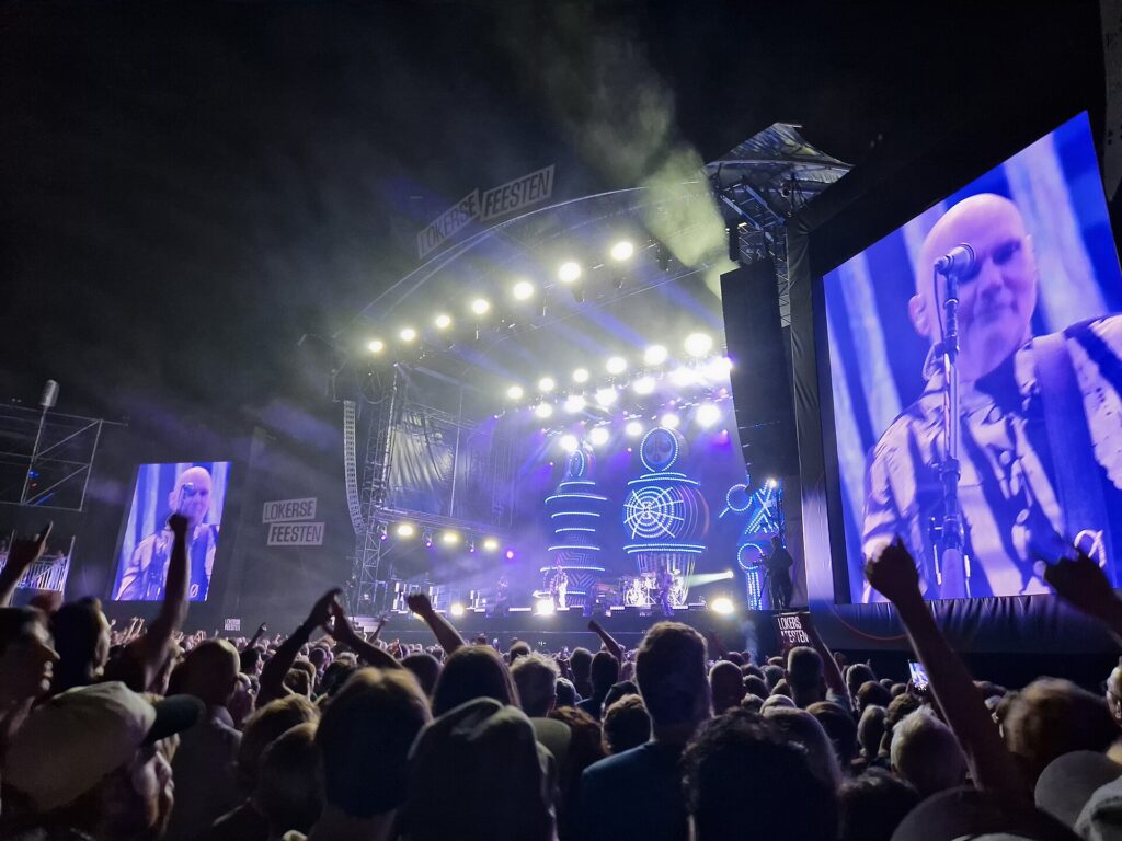 Smashing Pumpkins en concierto en el festival Lokerse Feesten en 2025, banda de la gira Rats in a Cage