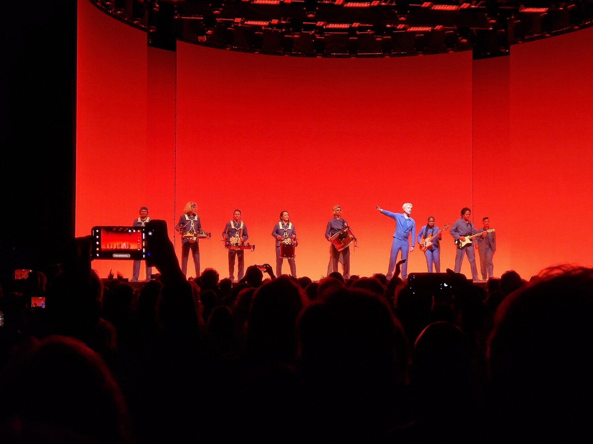 David Byrne cantando sobre un escenario, líder de Talking Heads