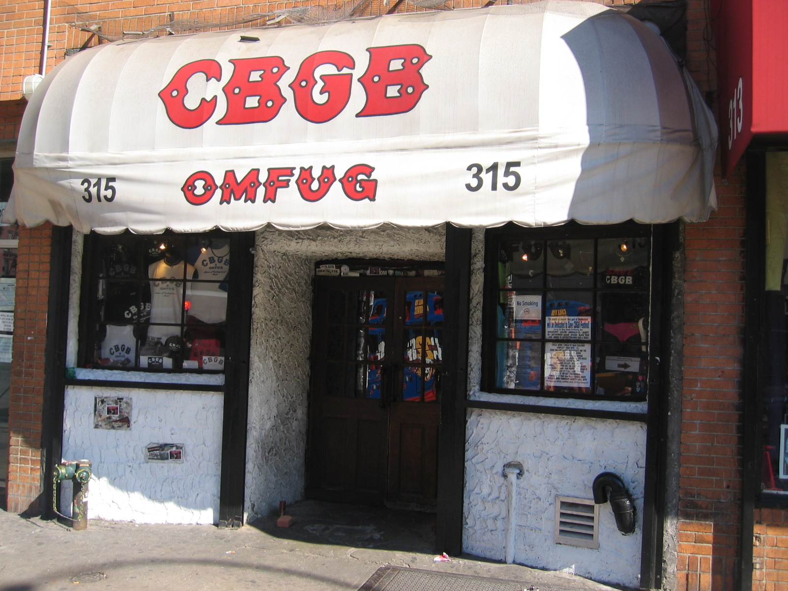 Fachada del club CBGB en Nueva York, emblema de la escena neoyorquina de los años setenta