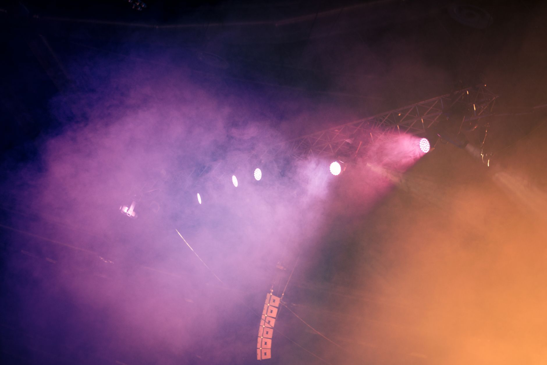 Escenario con luces moradas y niebla, imagen ilustrativa de los conciertos de la gira de reunión de Radiohead