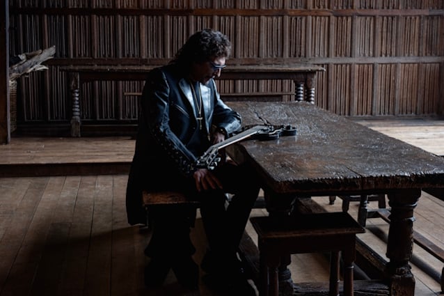 Tony Iommi estrena el video lyric de Over The Violent Sun