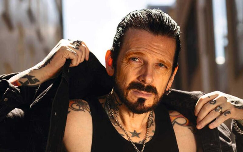 Ricky Warwick revela salvajes anecdotas con leyendas del rock