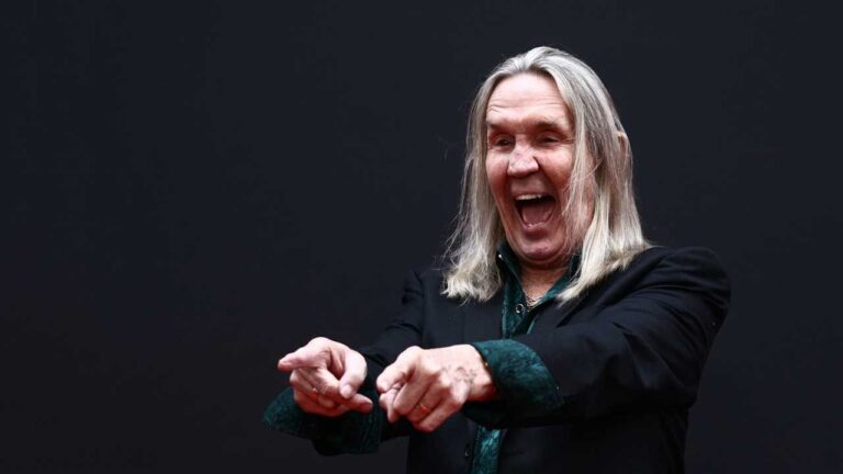 Iron Maiden rechaza jugar golf con Donald Trump segun su bateria